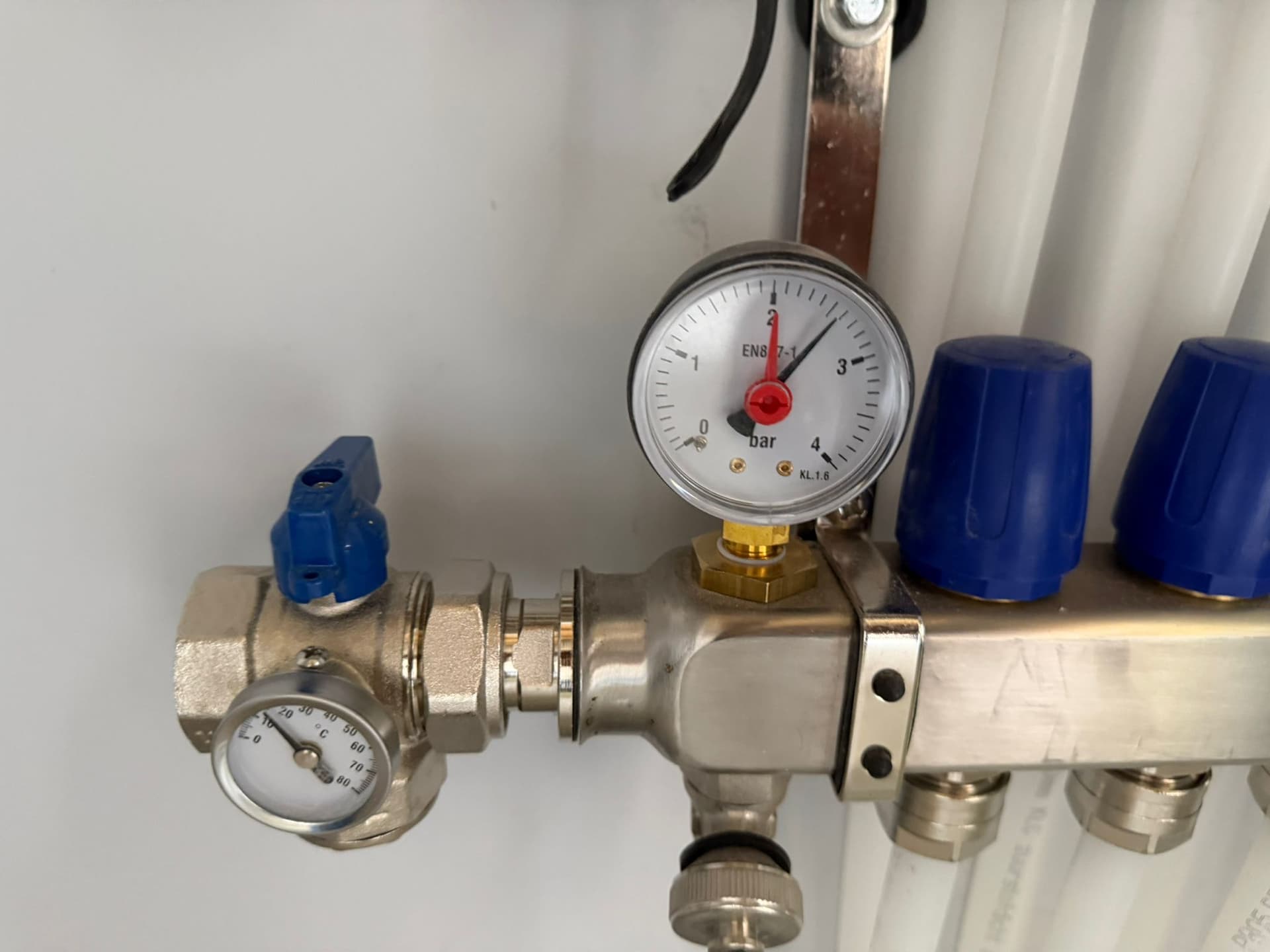 Vloerverwarmingsverdeler met manometer voor de waterdruk