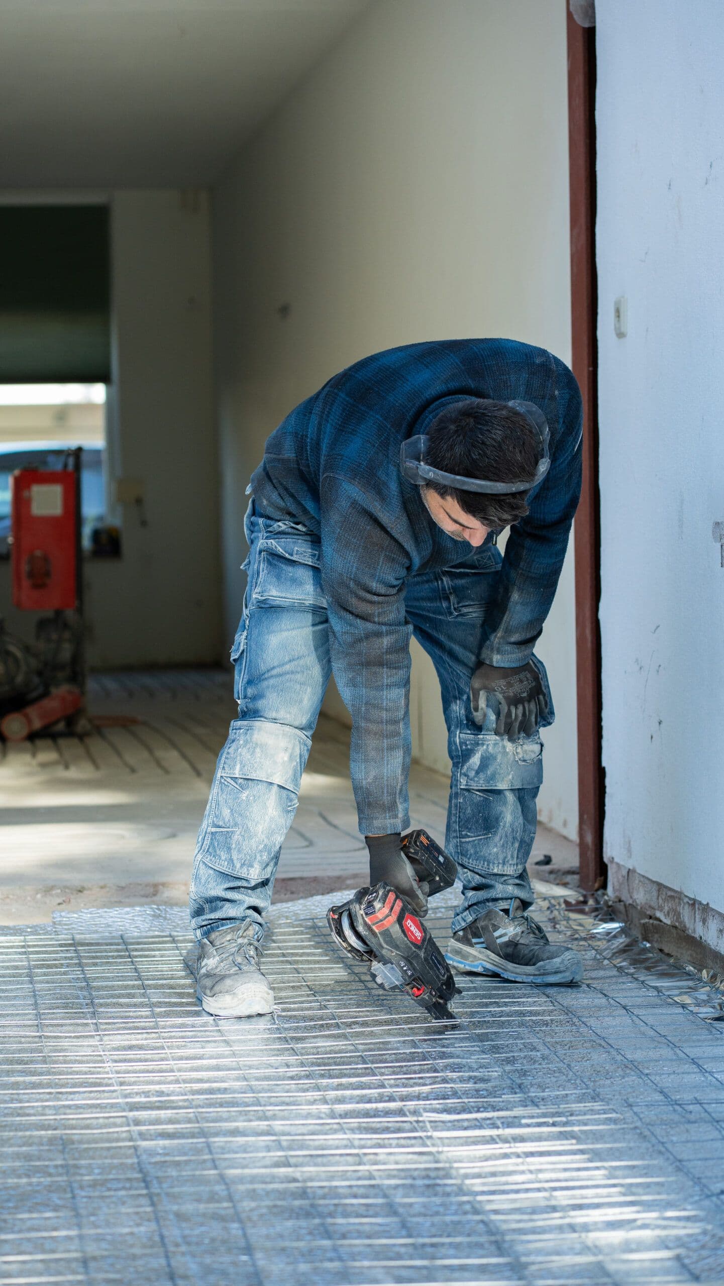 Onze vakspecialist monteert de vloerverwarming