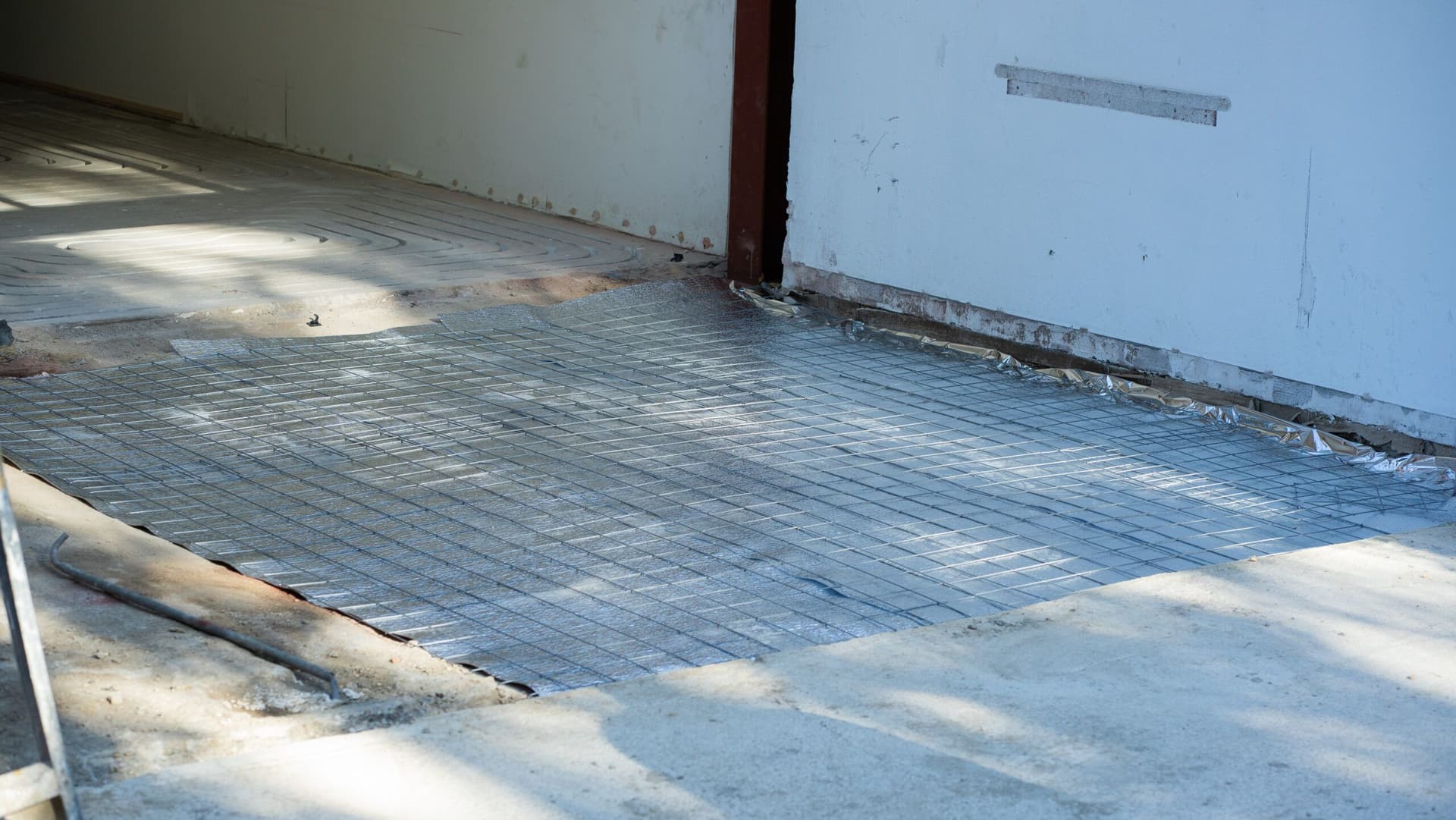 Onze vakspecialist monteert de vloerverwarming