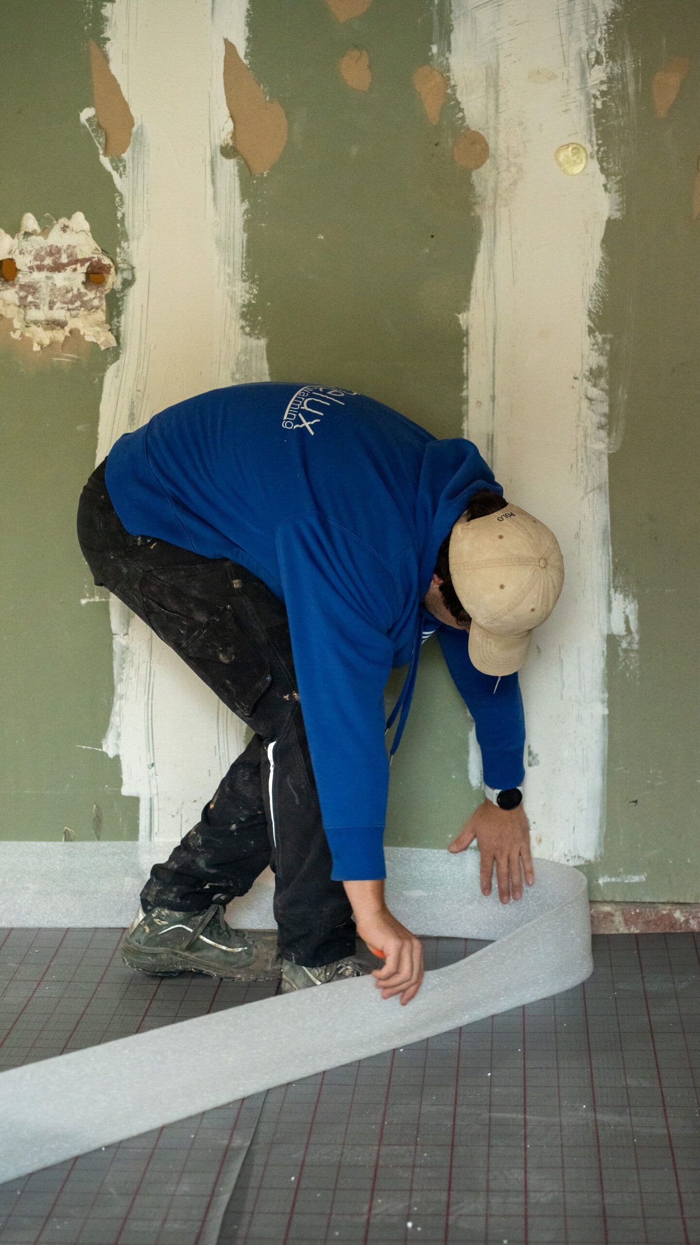Onze vakspecialist monteert de vloerverwarming