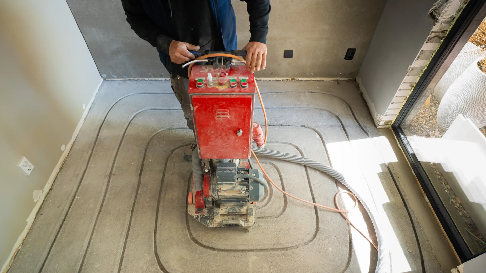 Onze vakspecialist monteert de vloerverwarming